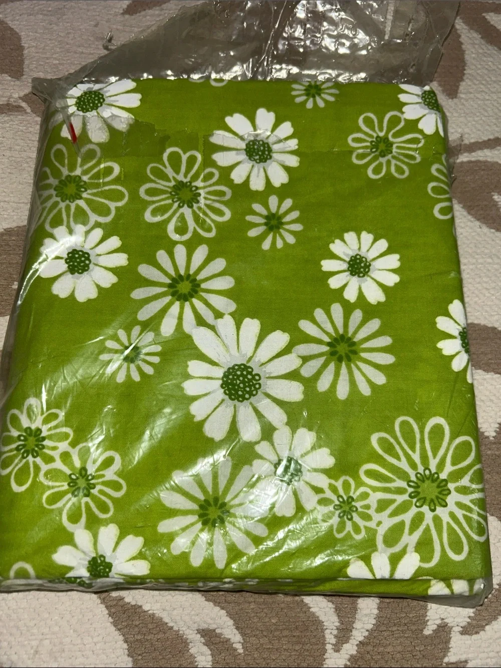 New vintage No Iron Floral Sheet - Lime Green and White daisies